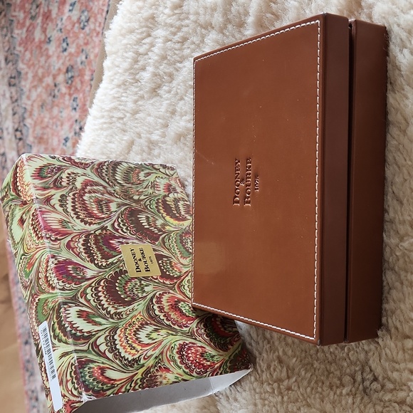 Gorgeous NWT IOB Dooney & Bourke Brown Leather Flap Wristlet🤎🎁❤️ - Picture 2 of 16